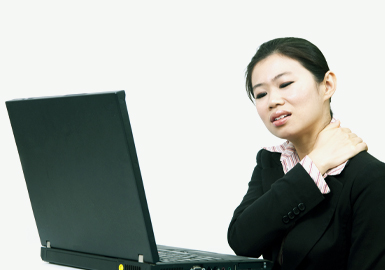 컴퓨터를 장기적으로 사용한 여성의 어깨통증이 보이는사진