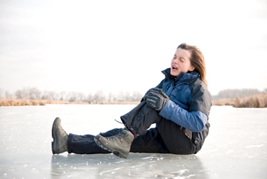 빙판에서 넘어져 무릎에 통증을 호소하는 여성사진